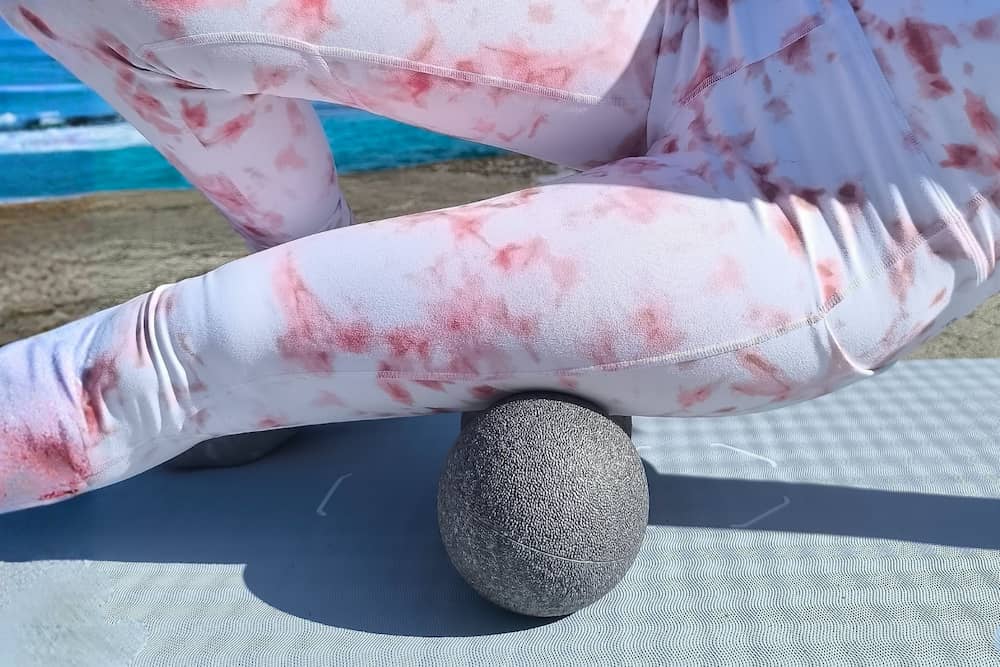 Faszienübung für die Oberschenkelvorderseite mit der PandaFit Faszienrolle 30 zur Regeneration und Beweglichkeitsförderung.