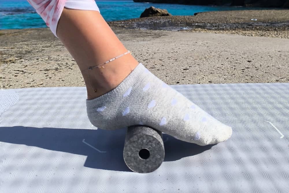 Faszienübung für die Oberschenkelrückseite mit der PandaFit Faszienrolle 30 – löst Spannungen in den Hamstrings und verbessert Beweglichkeit.