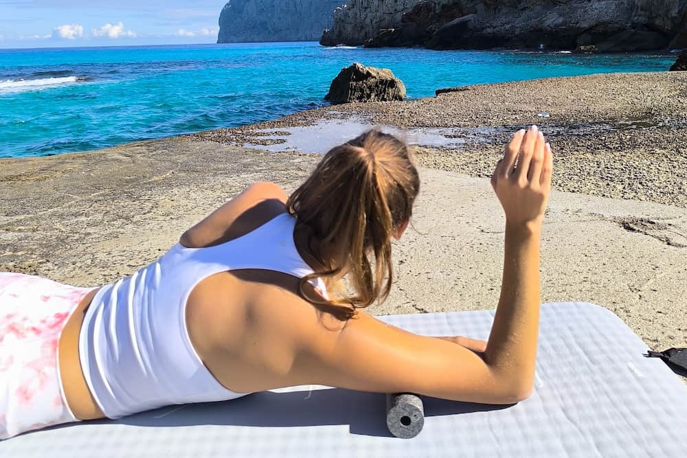 Faszienübung für die Oberschenkelvorderseite mit der PandaFit Faszienrolle 30 zur Regeneration und Beweglichkeitsförderung.