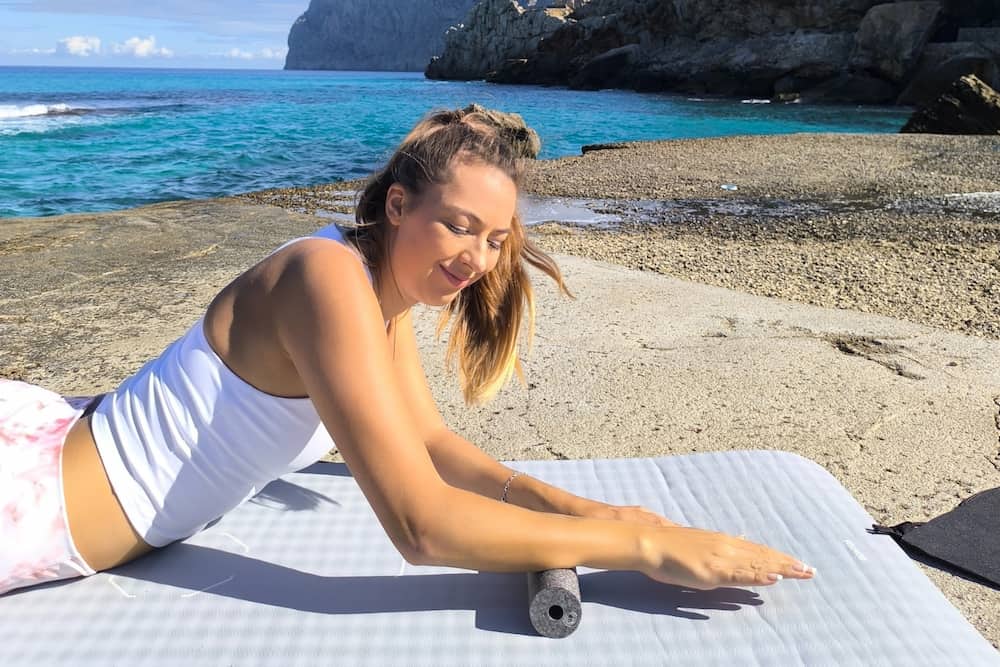 Faszienübung für die Oberschenkelrückseite mit der PandaFit Faszienrolle 30 – löst Spannungen in den Hamstrings und verbessert Beweglichkeit.