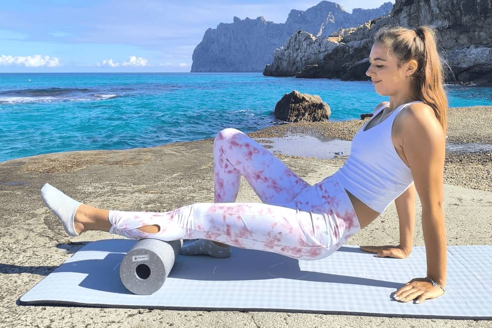 Faszienübung für die Waden mit der PandaFit Faszienrolle 30 zur Lockerung und Regeneration nach sportlicher Belastung.