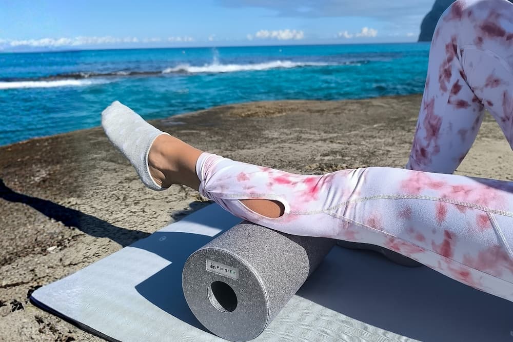 Präzise Faszienübung für die tiefe Wadenmuskulatur mit der PandaFit Faszienrolle 30 – kurze, kontrollierte Bewegung zur Lockerung.