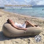 Frau liegt entspannt auf dem PandaRelax Air Lounger am Strand