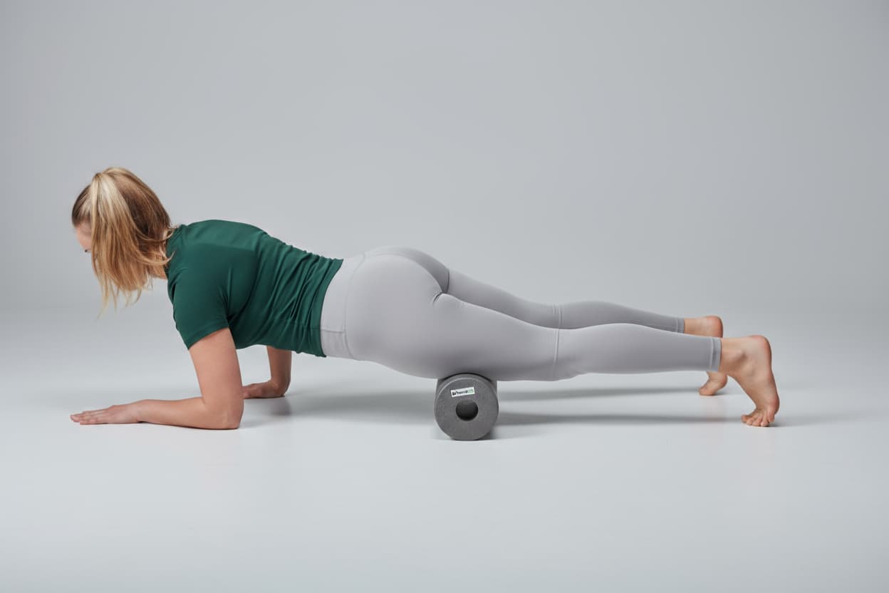 Faszienübung für die Oberschenkelvorderseite mit der PandaFit Faszienrolle 30 zur Regeneration und Beweglichkeitsförderung.