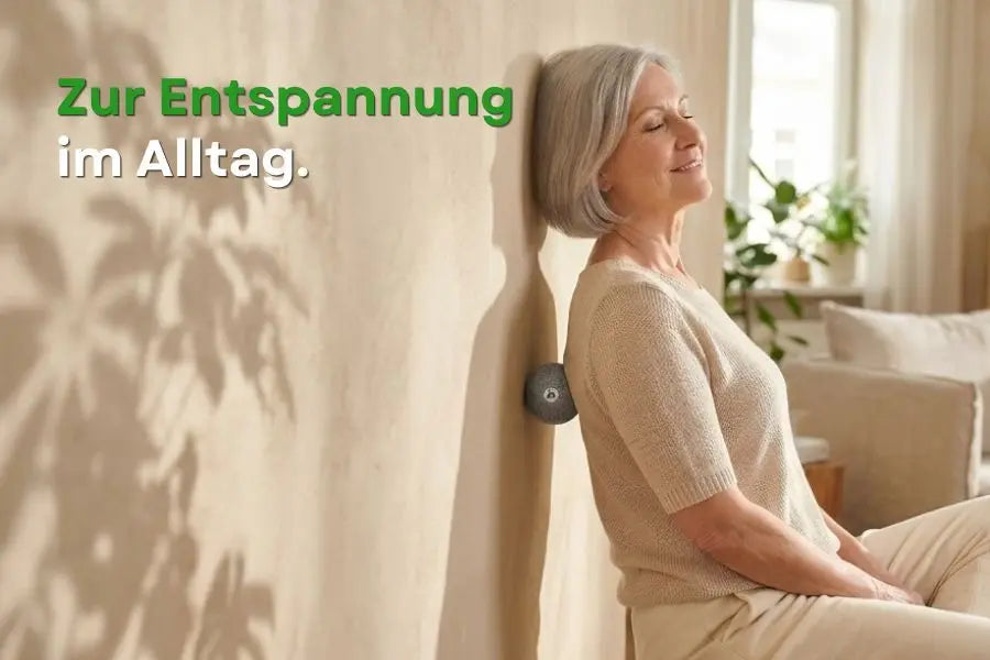 Frau entspannt mit PandaFit Faszienball am Rücken – Faszientraining für den Alltag